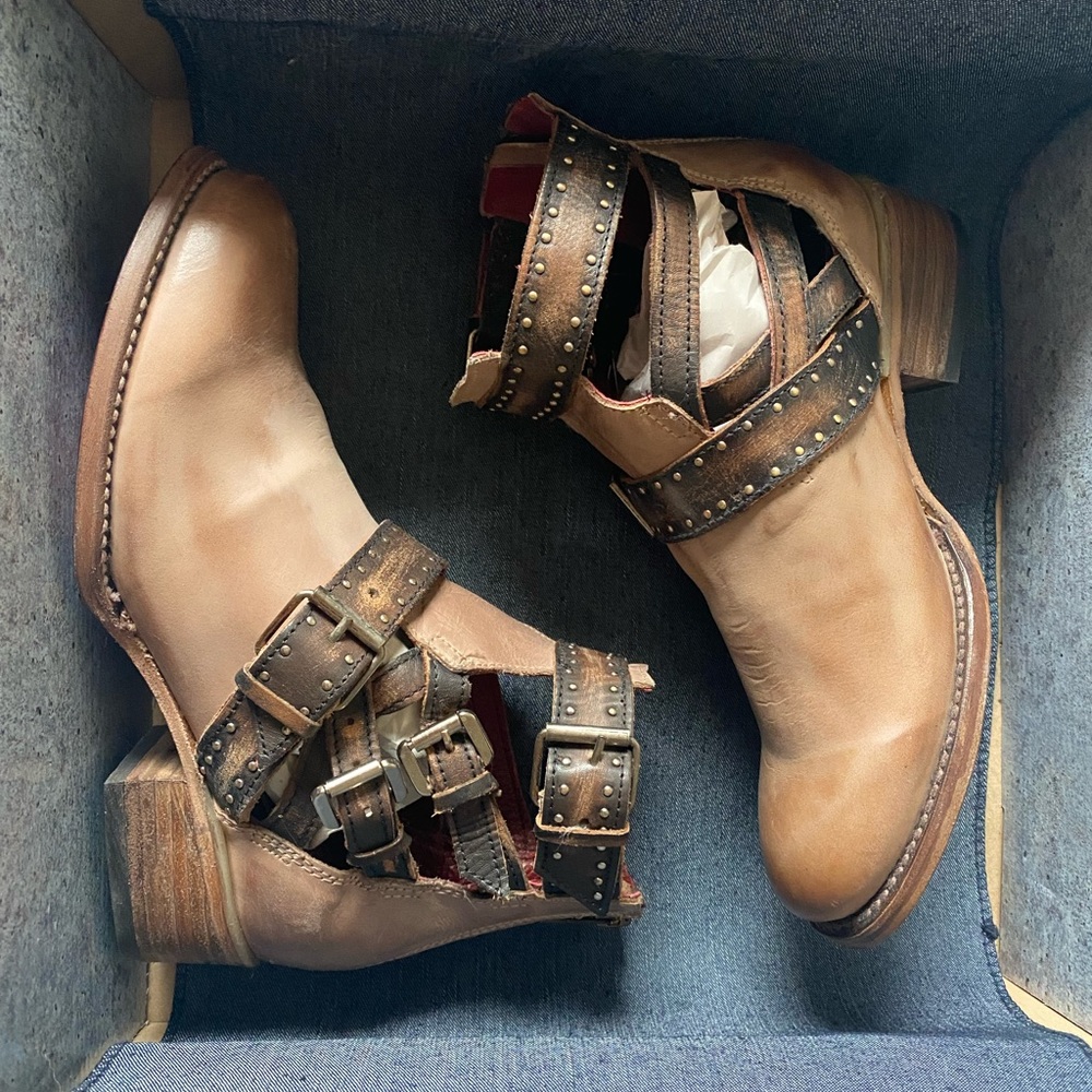 FREEBIRD Belgium Boots Booties Taupe Tan 
Women’s size 7
Taupe 
New in Box